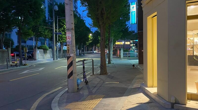 Evening street scene in Seongsu-dong, Seoul trendiest cafe and pop-up neighborhood in 2026