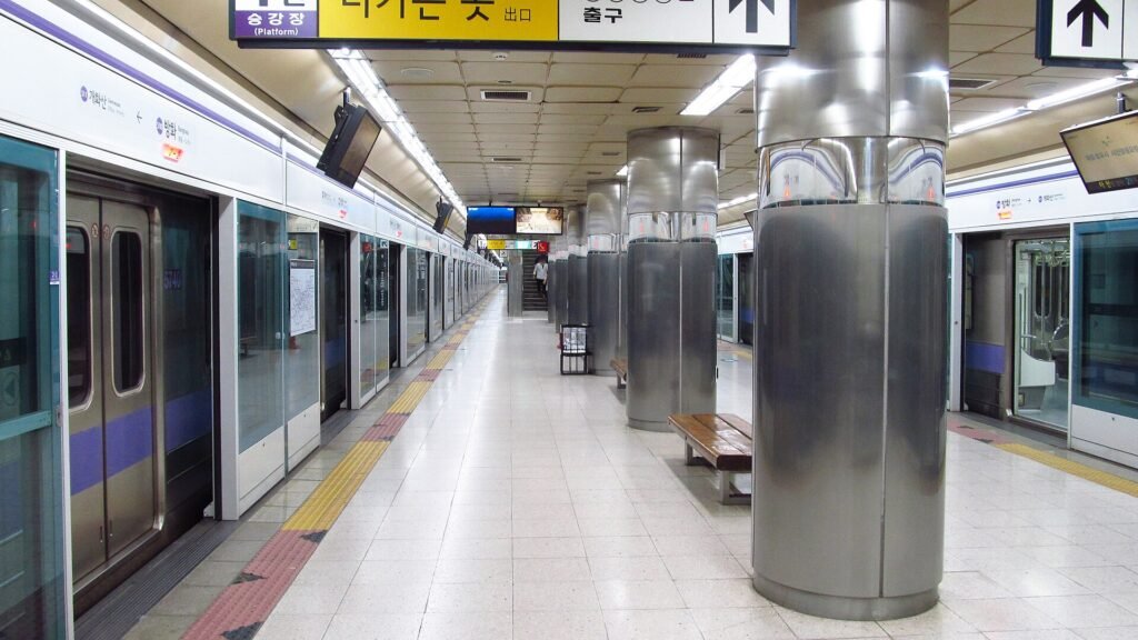 Subway platform with screen doors in Seoul
