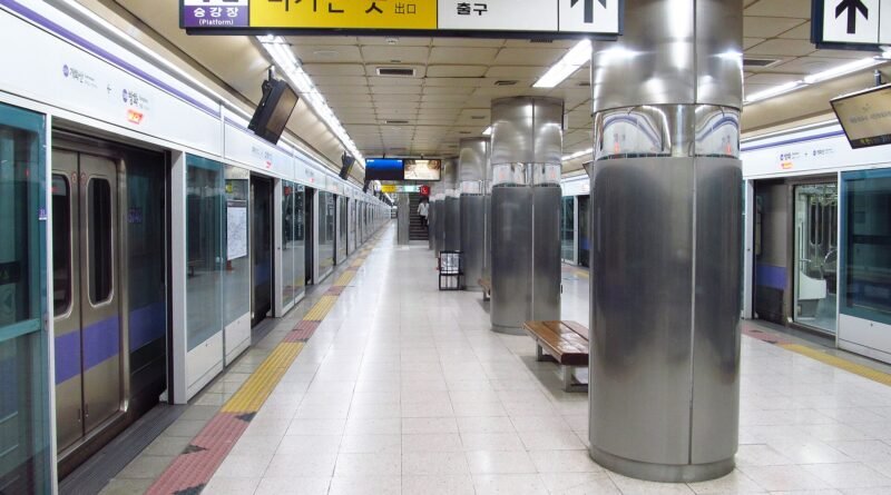 Subway platform with screen doors in Seoul